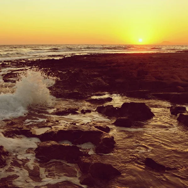 Schönen Sommersonnenuntergang am Meer. atemberaubende Landschaft am Strand mit Wellen und Reflexion der Sonne. Hintergrund für Urlaub und Urlaubsreisen. griechische Betoninsel. — Stockfoto