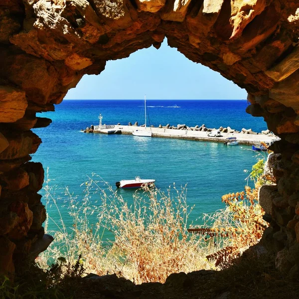 Bellissimo villaggio greco tradizionale di Panormos sull'isola di Creta. Sfondo estivo per viaggi e vacanze . — Foto Stock