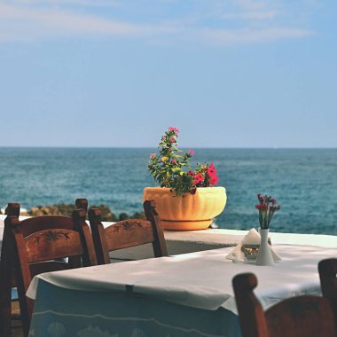 Bir Yunan Taverna ve bir deniz kapalı bir tabloda. Seyahat ve tatil için yaz arka plan.