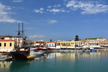 20 Ağustos 2017 Rethymno Girit, Yunanistan. Rethimno eski Venedik Limanı.  