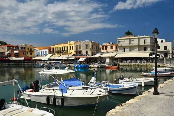 20e augustus 2017 Rethymno Kreta, Griekenland. Oude Venetiaanse haven van Rethimno. — Stockfoto