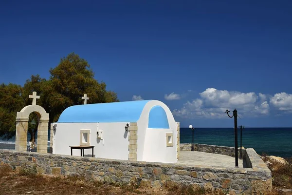 Mooie kleine Griekse kapel bij zonsondergang op het eiland Kreta - Griekenland. — Stockfoto