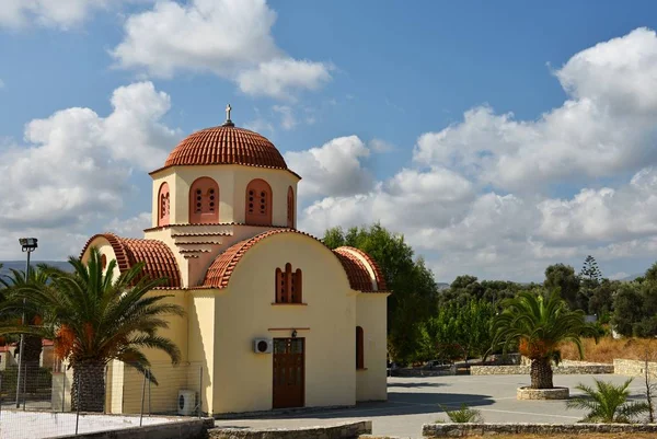 Mooie kleine Griekse kapel bij zonsondergang op het eiland Kreta - Griekenland. — Stockfoto