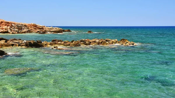 Güzel temiz deniz ve dalgalar. Seyahat ve tatil için yaz arka plan. Yunanistan Crete... Sahilde muhteşem sahne. 