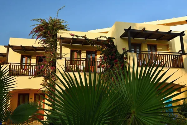 Hermoso hotel - resort de playa al atardecer. Fondo de verano para viajes y vacaciones. Grecia Creta . — Foto de Stock