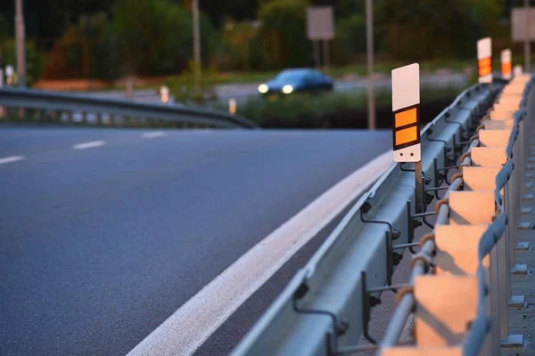 Morning on the road. Guard and car in the morning sun. — Stock Photo, Image