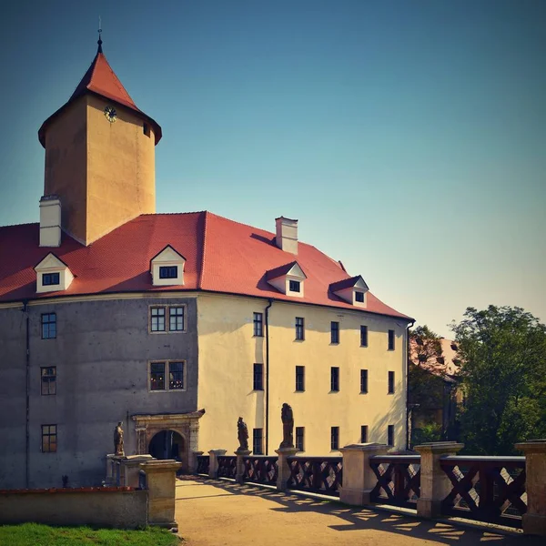 Hermoso castillo gótico Veveri. La ciudad de Brno en la presa de Brno. Moravia del Sur - República Checa - Europa Central . — Foto de Stock