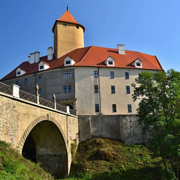 Prachtige gotische burcht Veveri. De stad Brno op de dam van Brno. Zuid-Moravië - Tsjechië - Centraal-Europa. — Stockfoto