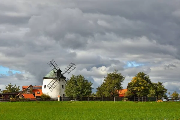 Oude windmolen - Tsjechië Europa. Mooie oude traditionele molen huis met een tuin. Lesna - Tsjechië — Stockfoto