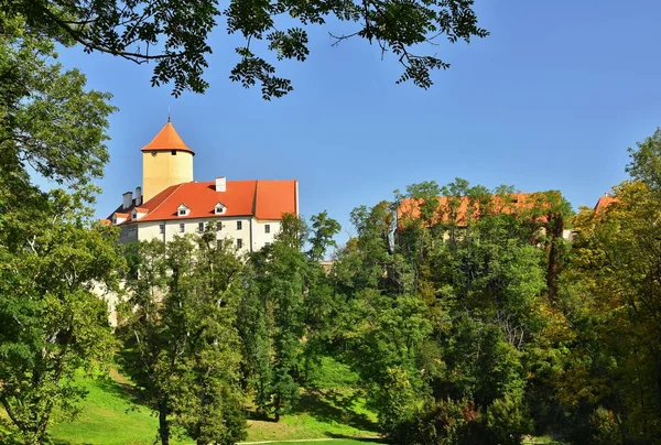 Piękny gotycki zamek Veveří. Miasta Brno Brno tamy. Europa Środkowa - Czechy - Morawy Południowe. — Zdjęcie stockowe