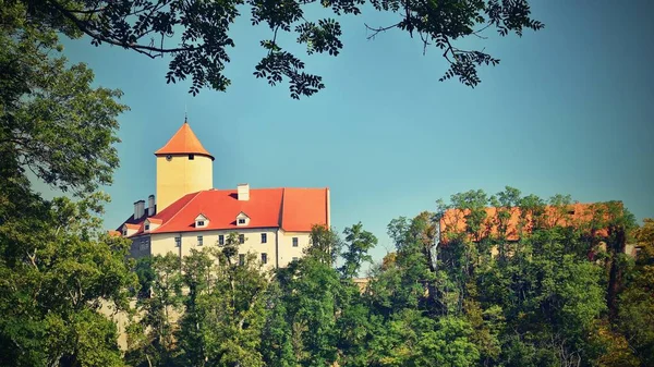 Piękny gotycki zamek Veveří. Miasta Brno Brno tamy. Europa Środkowa - Czechy - Morawy Południowe. — Zdjęcie stockowe