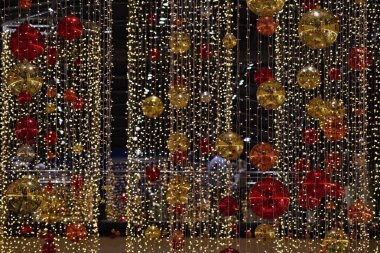 Renkli Noel Dekorasyonu. Kış tatili ve geleneksel Noel ağacı süsleri. Işıklandırma zinciri - mevsimlik arka plan için mumlar.