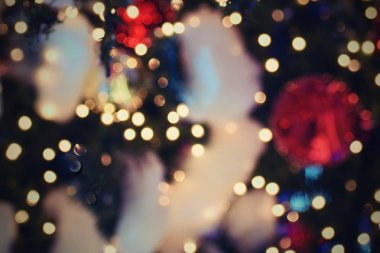 Renkli Noel Dekorasyonu. Kış tatili ve geleneksel Noel ağacı süsleri. Işıklandırma zinciri - mevsimlik arka plan için mumlar.