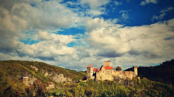 Krásné podzimní krajina v Rakousku s pěkný starý hrad Hardegg. — Stock fotografie