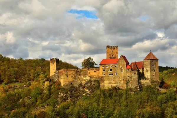 Bela paisagem de outono na Áustria com um belo e velho castelo de Hardegg . — Fotografia de Stock