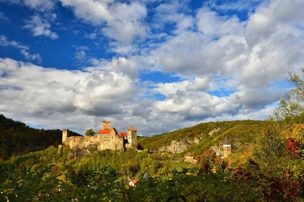 Bellissimo paesaggio autunnale in Austria con un bel vecchio castello di Hardegg . — Foto Stock