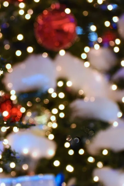 Decoração Natal Colorida Férias Inverno Ornamentos Tradicionais Uma Árvore Natal — Fotografia de Stock