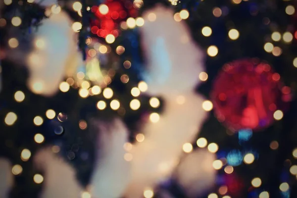 Kleurrijke kerstversiering. Wintervakantie en traditionele ornamenten aan een kerstboom. Lichtkettingen - kaarsen voor seizoensgebonden achtergrond. — Stockfoto
