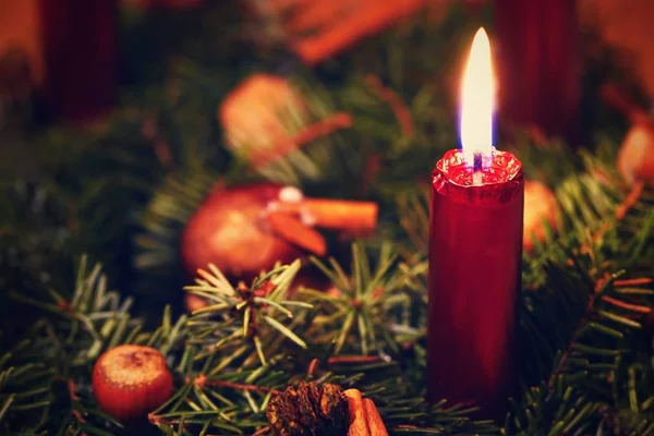 Барвисті різдвяні прикраси зі свічкою на вінку. Зимові свята та традиційні прикраси на ялинці. Святковий сезонний фон . — стокове фото