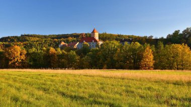 Güzel sonbahar yatay, Veveri Castle. Gün batımı ile doğal renkli sahne. Brno Barajı-Çek Cumhuriyeti-Avrupa.