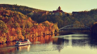 Güzel sonbahar yatay, Veveri Castle. Gün batımı ile doğal renkli sahne. Brno Barajı-Çek Cumhuriyeti-Avrupa.