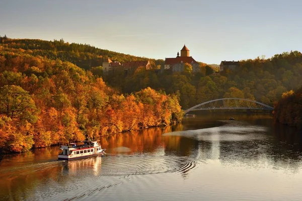 Paisagem Outono bonita com Castelo de Veveri. Paisagem colorida natural com pôr do sol. Barragem de Brno República Checa-Europa . — Fotografia de Stock