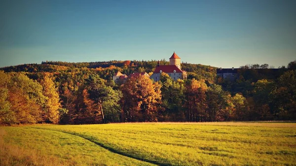 Bellissimo paesaggio autunnale con Castello di Veveri. Paesaggio naturale colorato con tramonto. Diga di Brno-Repubblica Ceca-Europa . — Foto Stock