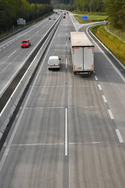 고속도로에서 교통 체증에 자동차. — 스톡 사진