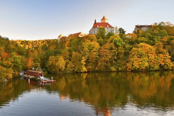 Mooi herfst landschap met Veveri kasteel. Kleurrijke natuur met zonsondergang. Brno dam-Tsjechië-Europa. — Stockfoto