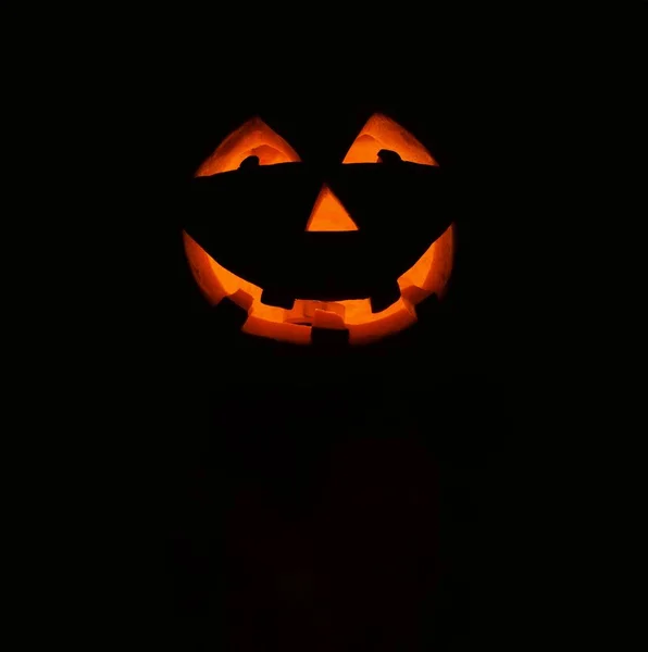Halloween-Laterne mit schwarzem Hintergrund — Stockfoto