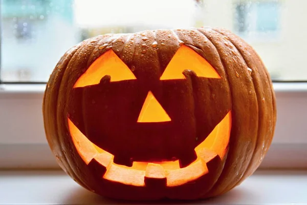 Halloween pumpkin lantern. Traditional halloween decoration on the window — Stock Photo, Image