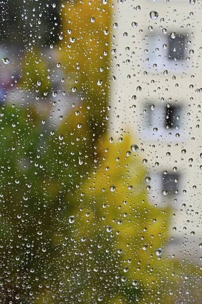 雨.秋天季节背景与雨下落在窗口. — 图库照片