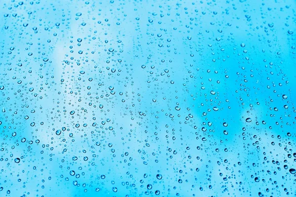 雨.秋天季节背景与雨下落在窗口. — 图库照片