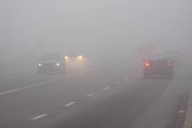 Siste arabalar var. Kötü kış havası ve yolda tehlikeli otomobil trafiği. Siste hafif araçlar.