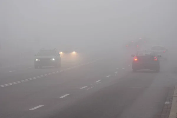 Автомобілі Тумані Погана Зимова Погода Небезпечний Автомобільний Рух Дорозі Легкі — стокове фото