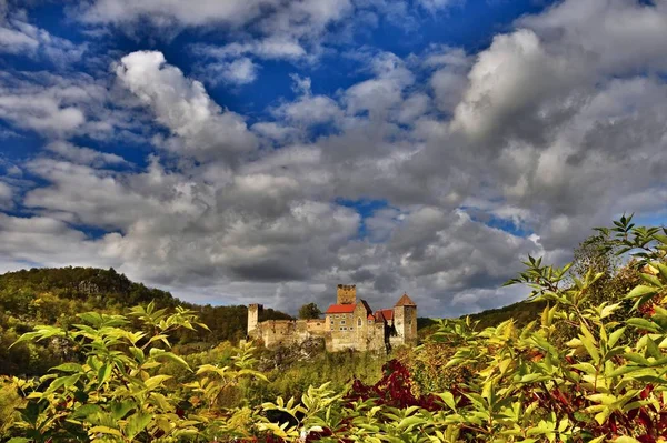 Bellissimo paesaggio autunnale in Austria con un bel vecchio castello di Hardegg. HDR . — Foto Stock