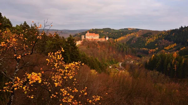 Nádherný starý hrad v lesích s podzimní krajinou. Hrad Pernštejn - Nedvedice. Evropa Česká republika. — Stock fotografie
