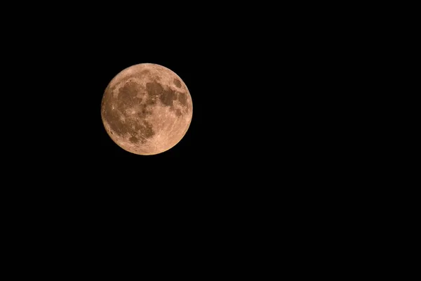 Pleine lune sur ciel noir foncé la nuit — Photo