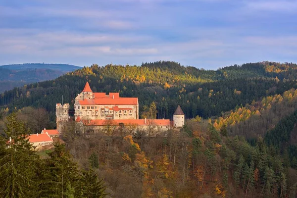 Πανέμορφο παλιό κάστρο στα δάση με φθινοπωρινό τοπίο. Κάστρο Pernstejn - Nedvedice. Ευρώπη Τσεχία. — Φωτογραφία Αρχείου