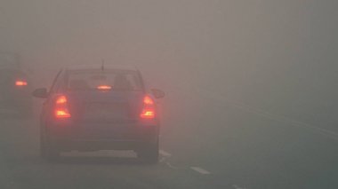 Siste arabalar var. Kötü kış havası ve yolda tehlikeli otomobil trafiği. Siste hafif araçlar.