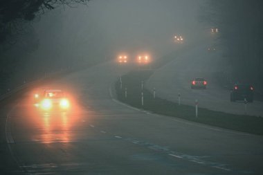 Siste arabalar var. Kötü kış havası ve yolda tehlikeli otomobil trafiği. Siste hafif araçlar.