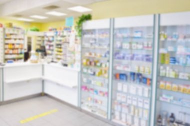 Arka plan bulanık. Bir eczane mal ve vitrinler ile iç. İlaçlar ve vitamin sağlık için. Dükkanı kavramı, tıp ve sağlıklı yaşam tarzı.