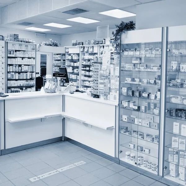 मे 2, 2016 ब्रनो चेक प्रजासत्ताक. वस्तू आणि शोकेस असलेल्या फार्मसीचे अंतर्गत. आरोग्यासाठी औषधे आणि जीवनसत्त्वे. दुकान संकल्पना, औषध आणि निरोगी जीवनशैली . — स्टॉक फोटो, इमेज