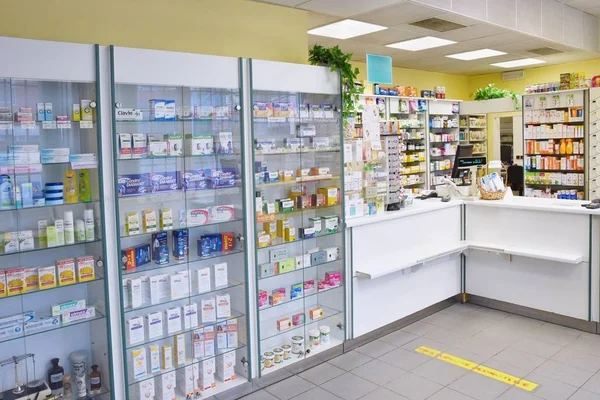 Mayo 2, 2016 Brno República Checa. Interior de una farmacia con productos y vitrinas. Medicamentos y vitaminas para la salud. Concepto de tienda, medicina y estilo de vida saludable . — Foto de Stock