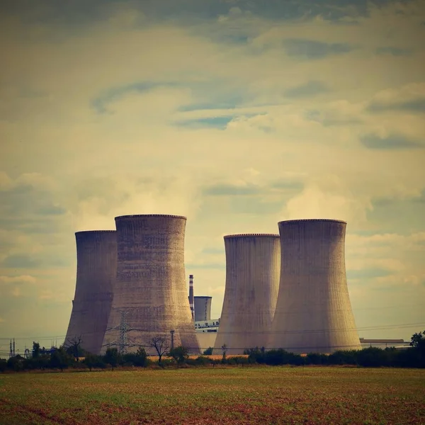 Atomerőmű. Erőművi kémények táj. Dukovany Csehország. — Stock Fotó