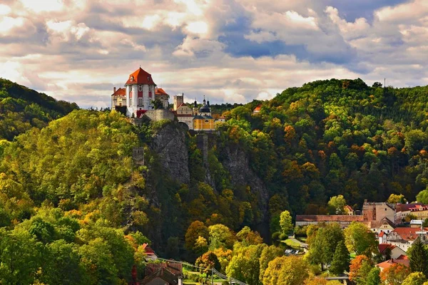 Güzel sonbahar manzara nehir, kale ve mavi gökyüzü bulutlar ve güneş ile. Vranov nad Dyji (Vranov Thaya yukarıda) chateau, nehir Thaya, Çek Cumhuriyeti