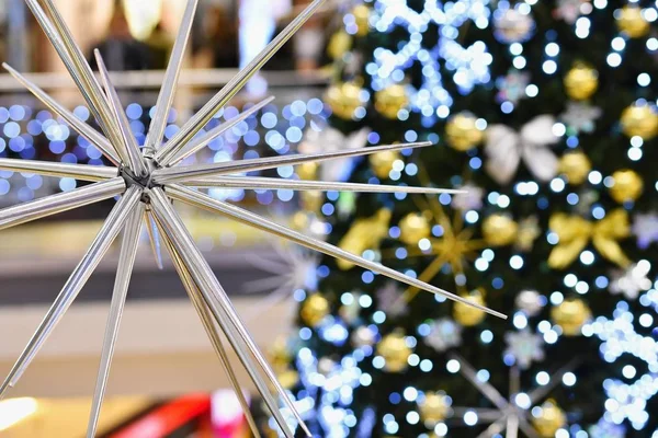 Kerstdecoratie. Abstract kleurrijk achtergrond met kerstboom. — Stockfoto