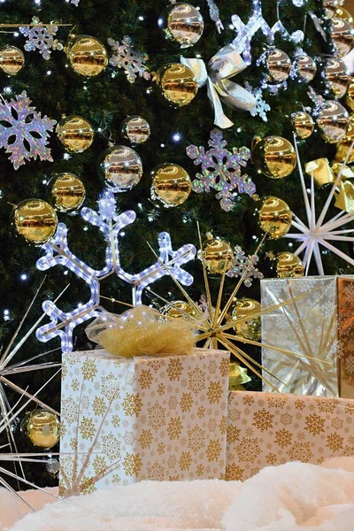 Natale astratto sfondo colorato con regalo di Natale e ornamenti — Foto Stock