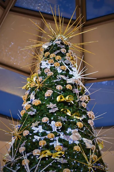 Kerstdecoratie. Abstract kleurrijk achtergrond met kerstboom. — Stockfoto