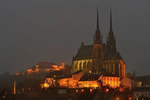 Gece fotoğraf. Petrov - Aziz Peter ve Paul Kilisesi Brno şehrinde. Kentsel eski mimari. Orta Avrupa Çek Cumhuriyeti. — Stok fotoğraf